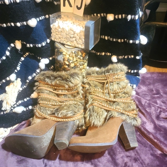 Shoes - Picture 2 of 8